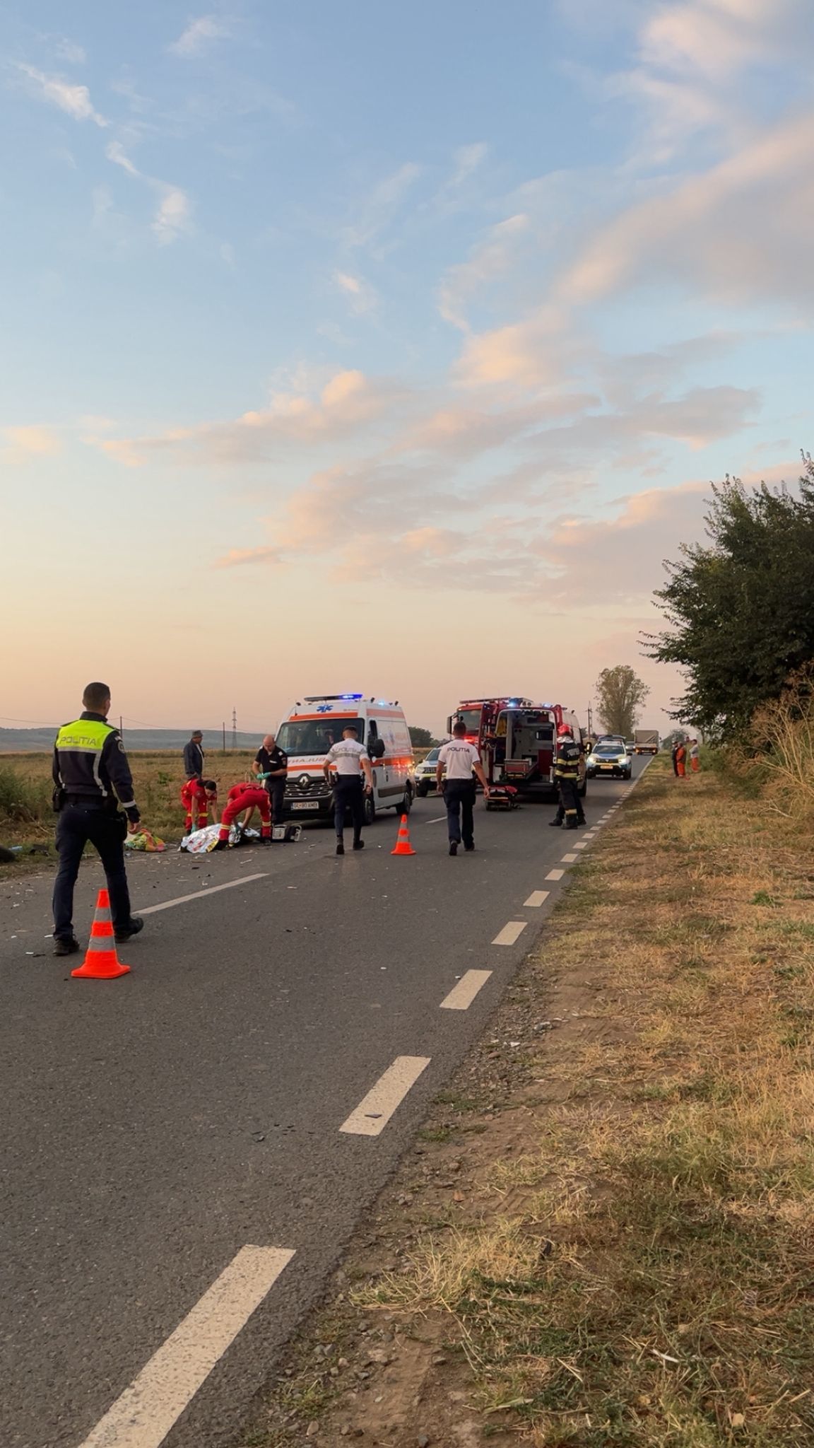 Galaţi: O maşină de poliţie a intrat într-o căruţă / O femeie a murit şi trei persoane au fost rănite - FOTO