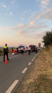 Galaţi: O maşină de poliţie a intrat într-o căruţă / O femeie a murit şi trei persoane au fost rănite - FOTO