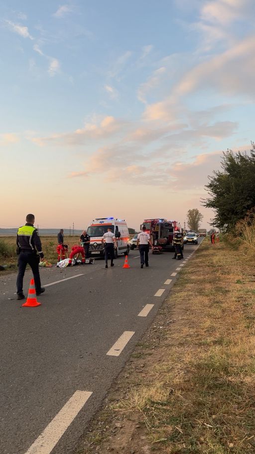 Galaţi: O maşină de poliţie a intrat într-o căruţă / O femeie a murit şi trei persoane au fost rănite - FOTO