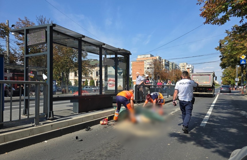 UPDATE - O femeie de 78 de ani a murit într-un accident produs în centrul municipiului Buzău / A fost călcată de un camion - FOTO

