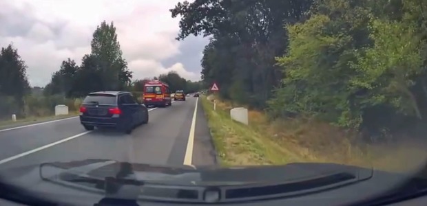 Bihor: Şoferi filmaţi în timp ce circulă cu viteză în spatele unui echipaj SMURD, încălcând reguli de circulaţie/ ISU Bihor a sesizat Poliţia şi atrage atenţia asupra riscurilor – FOTO / VIDEO

