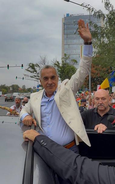 Nou scandal la sediul Poliţiei Ilfov, unde Călin Georgescu s-a prezentat în cadrul controlului judiciar - Un susţinător a devenit recalcitrant şi nu a putut fi calmat / A fost îndepărtat de jandarmi şi amendat

