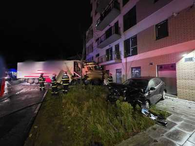 Accident pe o stradă din Cluj-Napoca - Un TIR a lovit două maşini parcare şi un stâlp de curent, intrând apoi în zidul unui imobil / Şoferul a fost rănit - FOTO