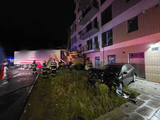 Accident pe o stradă din Cluj-Napoca - Un TIR a lovit două maşini parcare şi un stâlp de curent, intrând apoi în zidul unui imobil / Şoferul a fost rănit - FOTO