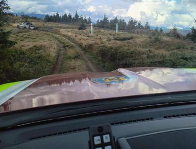 Trei tineri ucraineni care rătăceau de câteva zile prin Munţii Maramureşului au fost recuperaţi de salvamontişti/ Deşi sunt deshidrataţi şi nemâncaţi, nu au probleme serioase medicale/ Greşeala pe care au făcut-o tinerii