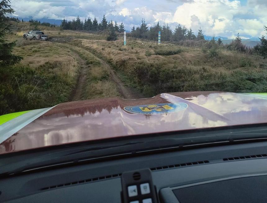 Trei tineri ucraineni care rătăceau de câteva zile prin Munţii Maramureşului au fost recuperaţi de salvamontişti/ Deşi sunt deshidrataţi şi nemâncaţi, nu au probleme serioase medicale/ Greşeala pe care au făcut-o tinerii