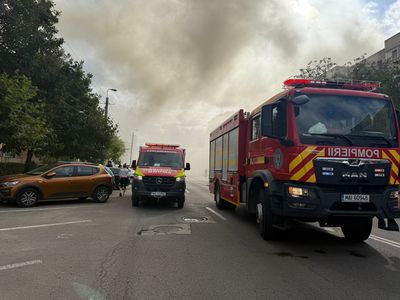UPDATE - Incendiul puternic izbucnit la mansarda unui bloc din Constanţa a fost stins/ Un bărbat a fost transportat în stare gravă la spital - FOTO, VIDEO
