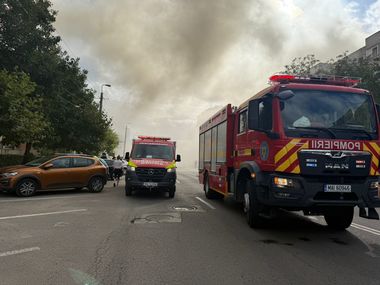 UPDATE - Incendiul puternic izbucnit la mansarda unui bloc din Constanţa a fost stins/ Un bărbat a fost transportat în stare gravă la spital - FOTO, VIDEO
