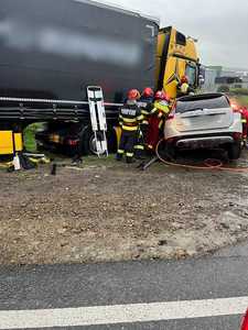 UPDATE - Accident rutier grav în judeţul Suceava. O femeie de 51 de ani a murit şi alte trei tinere, cu vârste de 15,17, şi 21 de ani, sunt rănite după ce un autoturism a intrat sub un TIR - FOTO
