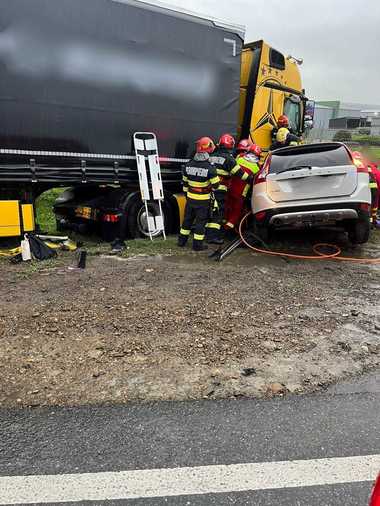 UPDATE - Accident rutier grav în judeţul Suceava. O femeie de 51 de ani a murit şi alte trei tinere, cu vârste de 15,17, şi 21 de ani, sunt rănite după ce un autoturism a intrat sub un TIR - FOTO
