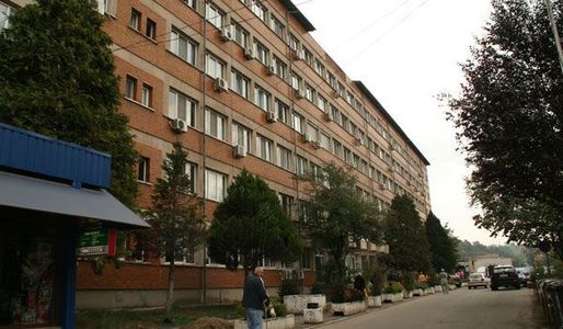 Anchetă a Poliţiei după ce un pacient a murit în urma căderii pe treptele Spitalului Judeţean Reşiţa/ O scară s-a rupt sub greutatea bărbatului