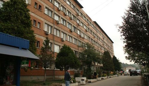 Anchetă a Poliţiei după ce un pacient a murit în urma căderii pe treptele Spitalului Judeţean Reşiţa/ O scară s-a rupt sub greutatea bărbatului