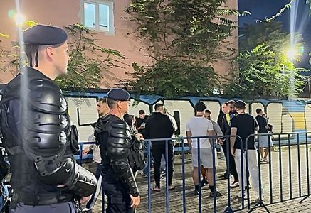 Zece suporteri, prinşi cu materiale pirotehnice şi unul cu droguri în bagaj, la meciul de fotbal Petrolul-Dinamo