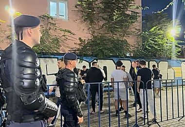 Zece suporteri, prinşi cu materiale pirotehnice şi unul cu droguri în bagaj, la meciul de fotbal Petrolul-Dinamo