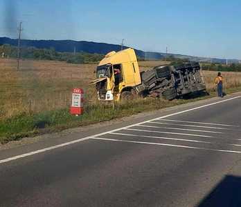 Cisternă încărcată cu acid sulfuric, răsturnată pe DN 1, în judeţul Braşov / Traficul deviat pe rute ocolitoare