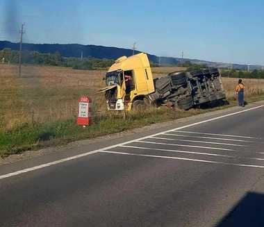 Cisternă încărcată cu acid sulfuric, răsturnată pe DN 1, în judeţul Braşov / Traficul deviat pe rute ocolitoare