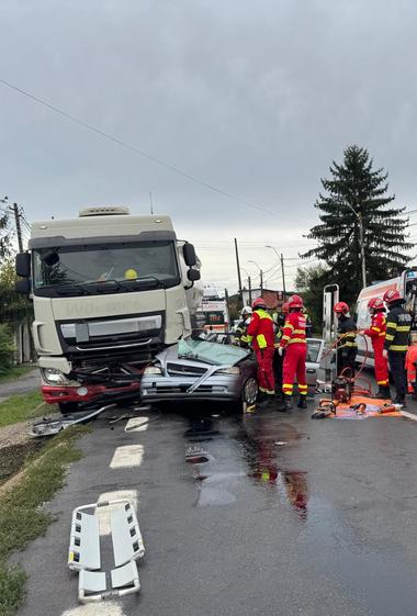 Argeş: Trei persoane au murit după ce un autoturism s-a izbit violent de o cisternă/ Traficul pe DN 7, blocat