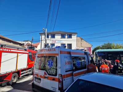 UPDATE - Trei persoane, rănite după ce un autobuz şi un autoturism s-au ciocnit, la Craiova/ Accidentul, provocat după ce un şofer de 80 de ani nu a acordat prioritate autobuzului