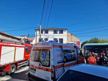 UPDATE - Trei persoane, rănite după ce un autobuz şi un autoturism s-au ciocnit, la Craiova/ Accidentul, provocat după ce un şofer de 80 de ani nu a acordat prioritate autobuzului