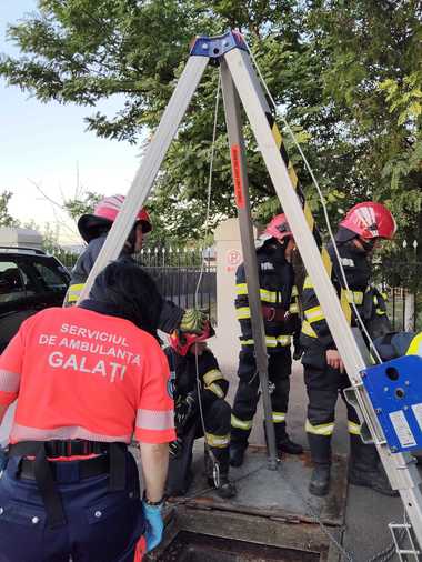 UPDATE - Galaţi: Un muncitor s-a electrocutat în timp ce lucra într-o canalizare / A fost resuscitat la faţa locului