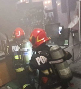 Incendiu la un supermarket din Oradea. Un client a necesitat îngrijiri medicale - FOTO