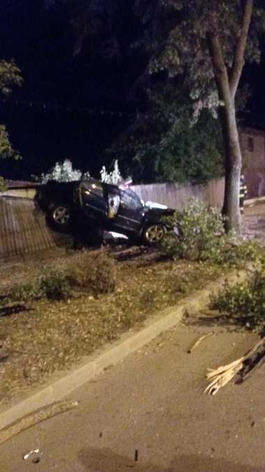 Accident mortal la Tecuci - Şofer de 29 de ani, proiectat cu maşina într-un copac şi apoi într-un gard


