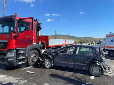 Cluj: Femeie, transportată în stare gravă la spital, după un accident în care au fost implicate un autoturism, o autoutilitară şi un camion