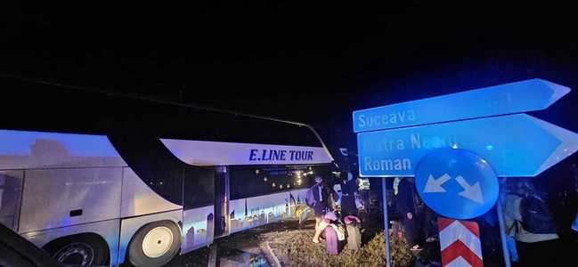 Bacău: Patru adulţi şi un copil, transportaţi la spital în urma unui accident în care a fost implicat un autocar
