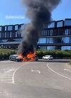 Incendiu izbucnit la un autoturism, într-o parcare din apropiere de Castelul Corvinilor din Hunedoara/ Alte două maşini, afectate/ Un bărbat a suferit arsuri minore - FOTO