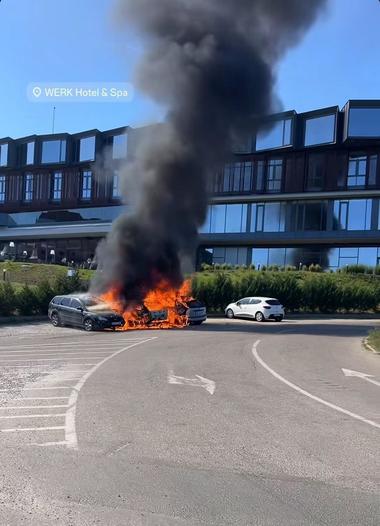 Incendiu izbucnit la un autoturism, într-o parcare din apropiere de Castelul Corvinilor din Hunedoara/ Alte două maşini, afectate/ Un bărbat a suferit arsuri minore - FOTO