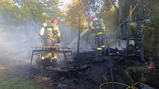 Hunedoara: Intervenţie dificilă pentru stingerea unui incendiu la o anexă a unei cabane din Parâng/ Pompierii au parcurs o parte din distanţă pe jos, neputând ajunge cu autospecialele