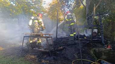 Hunedoara: Intervenţie dificilă pentru stingerea unui incendiu la o anexă a unei cabane din Parâng/ Pompierii au parcurs o parte din distanţă pe jos, neputând ajunge cu autospecialele