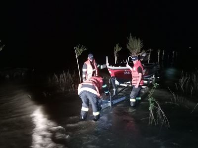 Intervenţie a pompierilor pentru căutarea a doi pescari care erau cu o barcă pe râul Prut / Ambarcaţiunea a fost luată de valuri şi s-a răsturnat, iar pescarii au plutit câţiva kilometri în derivă, apoi au reuşit să ajungă la mal înot
