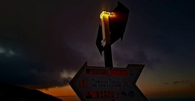 Proiect-pilot realizat de salvamontiştii gorjeni pentru sporirea vizibilitatii stâlpilor de marcaj - Au fost amplasate elemente de iluminare fotovoltaice, reflectorizante şi fluorescente / Salvamont România ia în calcul extinderea proiectului 