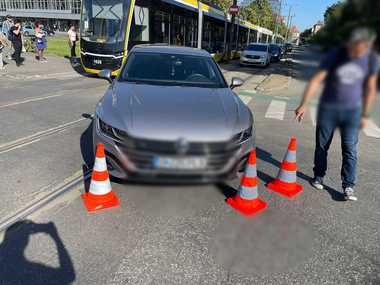 Timişoara: Femeie rănită, după ce maşina în care se afla a fost lovită de un tramvai/ Victima circula regulamentar
