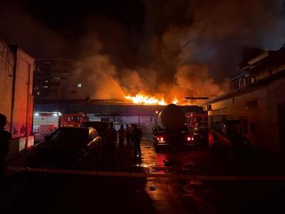 UPDATE - Incendiul de la depozitul din Sectorul 2 s-a manifestat pe 7.000 de metri pătraţi / Intervenţia continuă / Structura metalică, afectată de temperaturile ridicate / Valorile concentraţiilor particulelor PM10 şi PM2,5 au reintrat în normal

