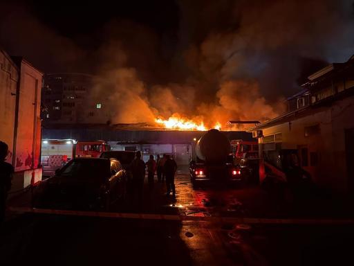 UPDATE - Incendiul de la depozitul din Sectorul 2 s-a manifestat pe 7.000 de metri pătraţi / Intervenţia continuă / Structura metalică, afectată de temperaturile ridicate / Valorile concentraţiilor particulelor PM10 şi PM2,5 au reintrat în normal

