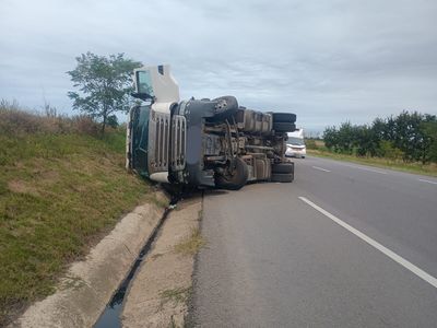 Accidente de circulaţie în judeţele Iaşi, Bacău şi Constanţa  - O persoană a murit şi alta este încarcerată, dar conştientă / Mărfuri împrăştiate pe carosabil

