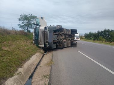 Accidente de circulaţie în judeţele Iaşi, Bacău şi Constanţa  - O persoană a murit şi alta este încarcerată, dar conştientă / Mărfuri împrăştiate pe carosabil

