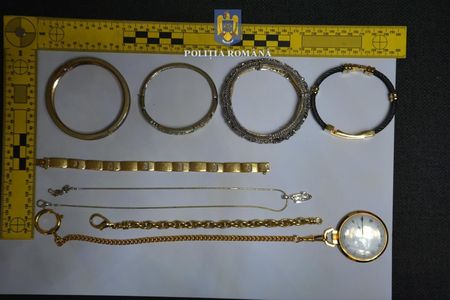 Timiş: Cinci persoane arestate preventiv pentru furtul a 50.000 de euro/ Banii proveneau dintr-un credit, iar hoţii au aflat de existenţa lor chiar de la păgubită