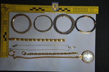 Timiş: Cinci persoane arestate preventiv pentru furtul a 50.000 de euro/ Banii proveneau dintr-un credit, iar hoţii au aflat de existenţa lor chiar de la păgubită