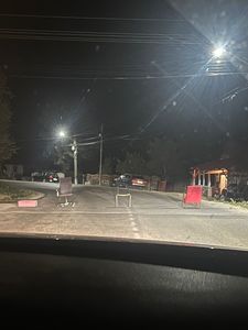 Drum judeţean din Prahova, blocat cu scaune – Poliţia a demarat verificări şi a vizionat imagini care suprind făptaşii / Aceştia urmează a fi audiaţi - FOTO