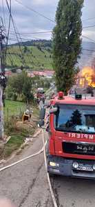 Incendiu de proporţii în Ilva Mare – Trei case ce făceau parte din acelaşi imobil au ars în proporţie de aproximativ 90% / Alte două locuinţe din apropiere au fost afectate parţial