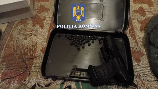 IGPR - Percheziţii la domiciliile a 7 bărbaţi din Bihor, suspectaţi că au spart cu sticle mai multe geamuri ale unui imobil din Arad, precum şi geamurile a două autoturisme - FOTO, VIDEO