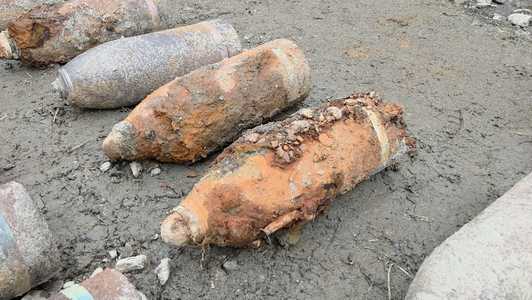 Suceava: Aproximativ o sută de elemente de muniţie din Primul Război Mondial, scoase la suprafaţă de viiturile de luna trecută, asanate de către pirotehnişti - FOTO, VIDEO
