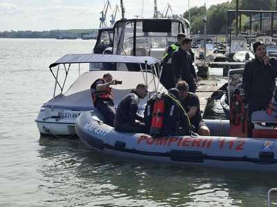 Brăila: Intervenţie a pompierilor pentru căutare unui autoturism căzut în Dunăre - VIDEO
