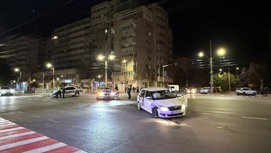 Autospecială de poliţie, implicată într-o tamponare, pe principalul bulevard care traversează municipiul Buzău - FOTO / VIDEO