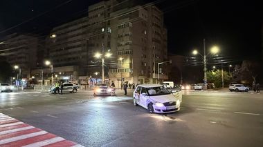 Autospecială de poliţie, implicată într-o tamponare, pe principalul bulevard care traversează municipiul Buzău - FOTO / VIDEO