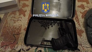 IGPR - Percheziţii la domiciliile a 7 bărbaţi din Bihor, suspectaţi că au spart cu sticle mai multe geamuri ale unui imobil din Arad, precum şi geamurile a două autoturisme / Patru dintre ei au fost reţinuţi - FOTO, VIDEO