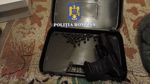 IGPR - Percheziţii la domiciliile a 7 bărbaţi din Bihor, suspectaţi că au spart cu sticle mai multe geamuri ale unui imobil din Arad, precum şi geamurile a două autoturisme / Patru dintre ei au fost reţinuţi - FOTO, VIDEO